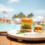 una hamburguesa casera de verano