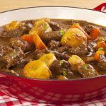 Ragout cocinado con carne de búfalo en tacos.